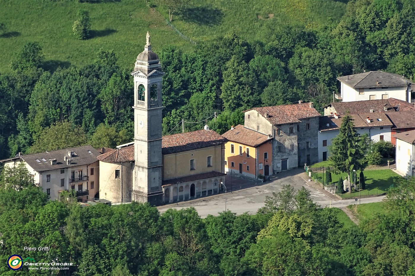 56 Zoom su chiesa di Grumello.JPG